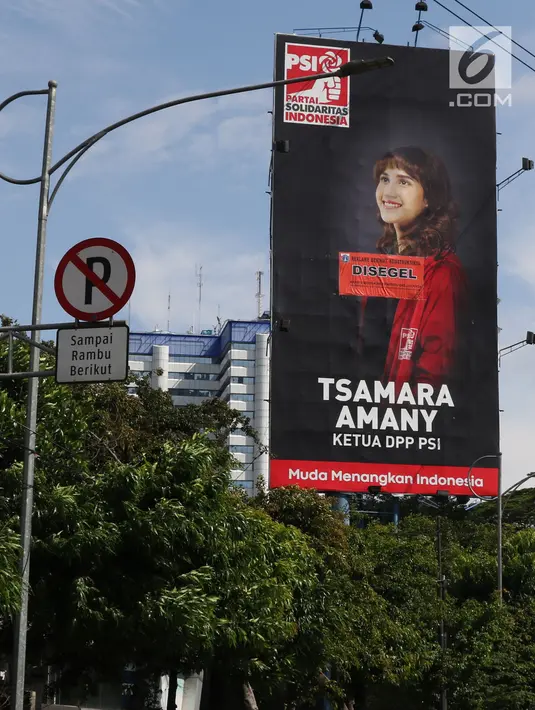 Baliho bergambar Ketua DPP PSI, Tsamara Amany di Jalan Jenderal Gatot Soebroto disegel Pemprov DKI Jakarta, Kamis (27/12). Reklame berikut konstruksinya melanggar perda no.9 tahun 2014 tentang penyelenggaraan reklame. (Lipiutan6.com/Helmi Fithriansyah)