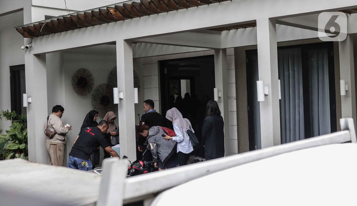 Foto Suasana Rumah Duka Suami Bunga Citra Lestari Ashraf Sinclair Showbiz Liputan6 Com