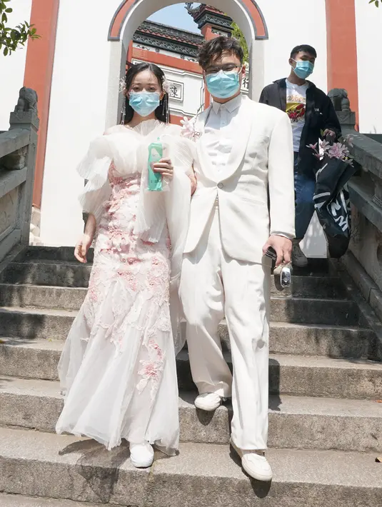 Sepasang calon pengantin bersiap untuk pemotretan foto pranikah di Paviliun Qingchuan, Wuhan, Provinsi Hubei, China tengah, pada 12 April 2020. Warga Wuhan kembali melakukan persiapan pernikahan setelah meredanya pandemi corona Covid-19. (Xinhua/Wang Yuguo)