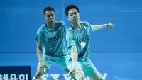 Ganda putra Indonesia, Kevin Sanjaya Sukamuljo/Rahmat Hidayat, tampil pada 16 besar Korea Masters 2023 di Gwangju Women's University Stadium, Kamis (9/11/2023). (Bola.com/PBSI)