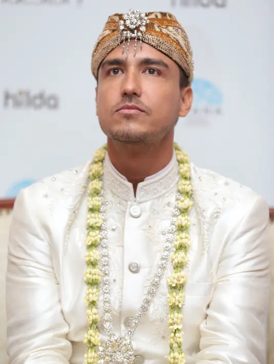 "Cuma kalau buat aku, Hamish itu orangnya dia passionate banget. Terus ngemong. Pokoknya gitu deh," tutur Raisa. (Adrian Putra/Bintang.com)