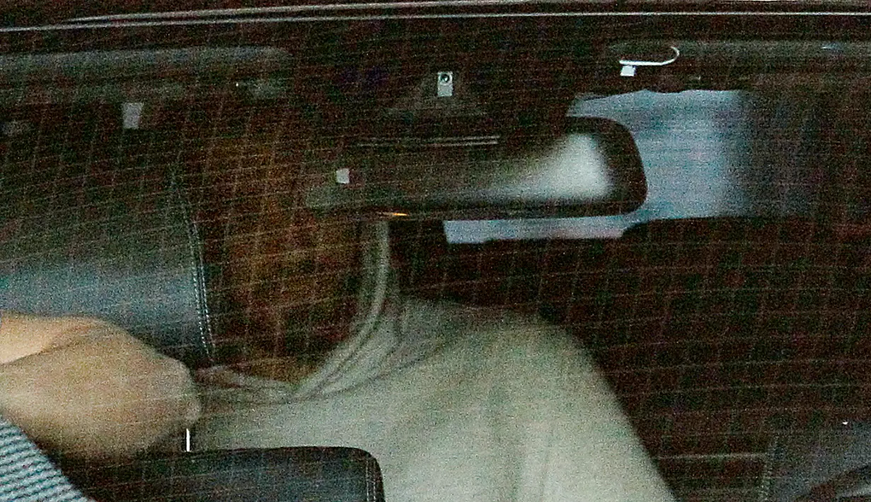 Striker Real Madrid, Karim Benzema berada di mobil saat akan meninggalkan gedung pengadilan di Versailles,  Kamis (5/11). Benzema mengakui terlibat dalam kasus pemerasan terhadap Mathieu Valbuena terkait video mesumnya. (AFP PHOTO/Matthieu ALEXANDRE)