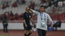 Pelatih Timnas Indonesia, Indra Sjafri memberi arahan pada pemainnya saat melawan UEA U-19 pada penyisihan Grup A Piala AFC U-19 2018 di Stadion GBK, Jakarta, Rabu (24/10). Babak pertama, Indonesia unggul 1-0. (Liputan6.com/Helmi Fithriansyah)