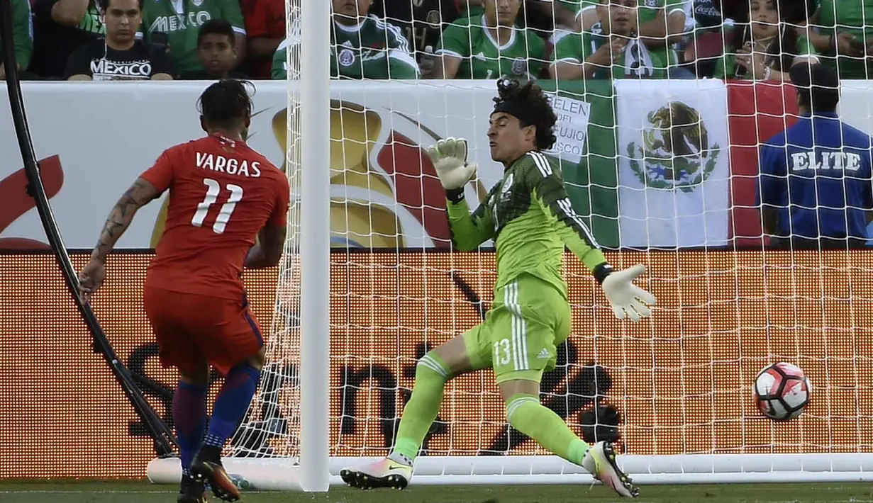 Eduardo Vargas menaklukkan kiper Meksiko saat mencetak gol dalam perempat final Copa America Centenario 2016 di Stadion Levis, Santa Clara, AS, Minggu (19/6/2016). (AFP/Omar Torres)