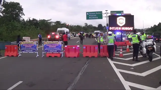 Kakorlantas Polri Irjen Refdi Andri menutup jalur menuju Puncak, Bogor, Jawa Barat, untuk mengantisipasi kemacetan saat malam tahun baru 2019.