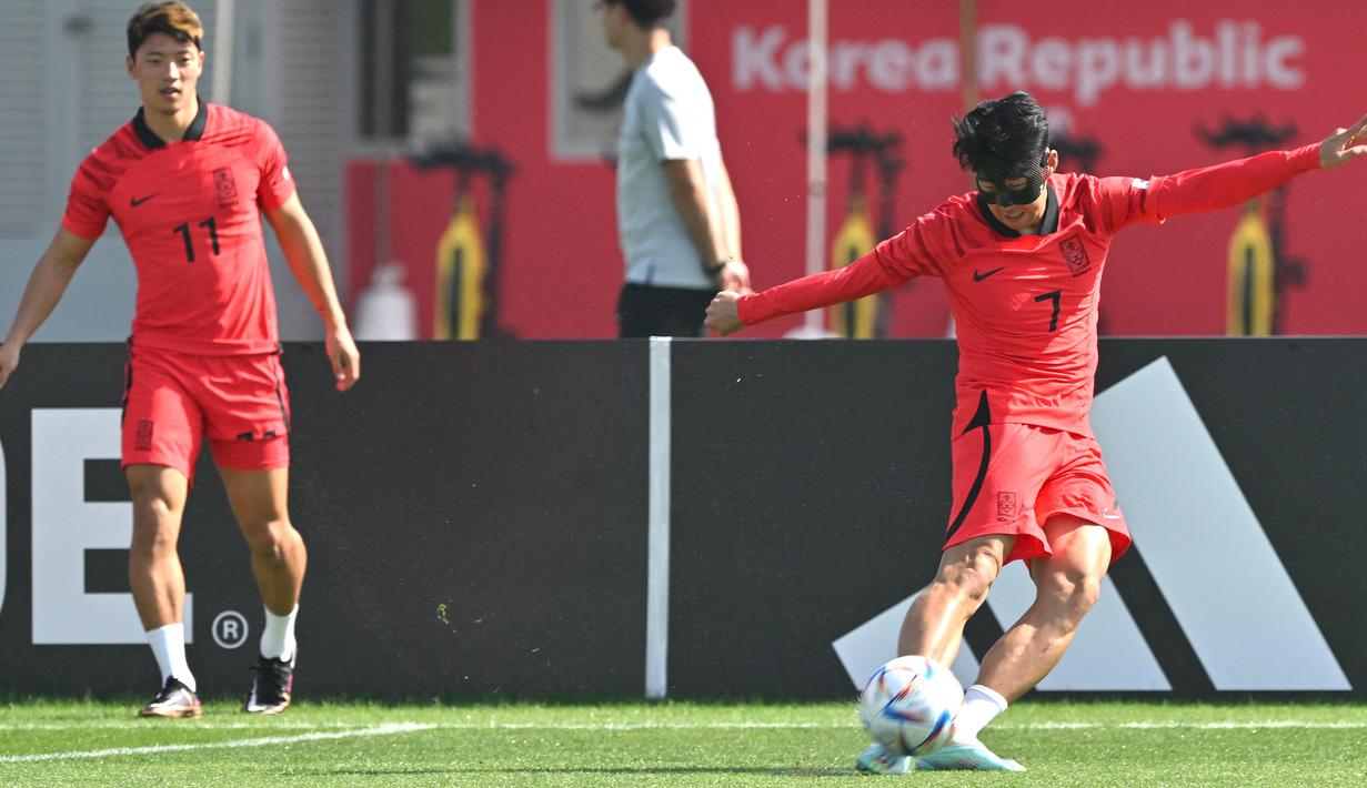 Kapten timnas Korea Selatan Son Heung-min menendang bola saat mengikuti sesi latihan menjelang dimulainya Piala Dunia 2022 Qatar, di Al Egla Training Site 5 di Doha, Rabu (16/11/2022). Korea akan memainkan pertandingan pertama mereka di Piala Dunia Qatar 2022 melawan Uruguay pada 24 November. (Jung Yeon-je / AFP)