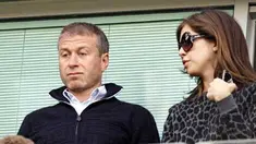 Pemilik Chelsea, Roman Abramovich (kiri) bersama pacarnya Daria Zhukova (kanan) menyaksikan laga premiership antara Chelsea vs Manchester City di Stamford Bridge, London, 15 Maret 2009. AFP PHOTO/IAN KINGTON