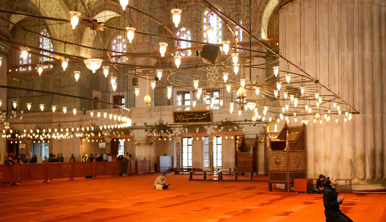 Sebagai informasi, masjid ini tidak hanya sebagai tempat ibadah tetapi juga sebagai simbol penting dari identitas sejarah dan budaya Istanbul. Tampak dalam foto, seorang pria berdoa selama bulan suci Ramadan di masjid Sultanahmet, Istanbul, Turki, Rabu 25 Februari 2026. (AP Photo/Emrah Gurel)