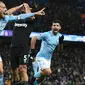 Gelandang Manchester City, David Silva, merayakan gol yang dicetaknya ke gawang West Ham pada laga Premier League di Stadion Etihad, Manchester, Minggu (3/11/2017). City menang 2-1 atas West ham. (AFP/Oli Scarff)