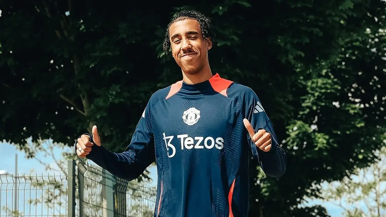 FOTO Leny Yoro, Manchester United