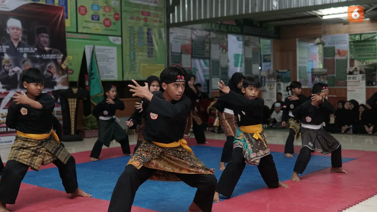 Pertunjukan silat dalam festival Silat Syawal di Ponpes Dzikir Al Fath Kota Sukabumi (Liputan6.com/Fira Syahrin).