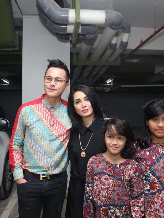 "Andhika berangkat jam 05.30. Jadi papanya berangkat cuma gantian kamar mandi. Tiap hari gitu. Kalau bisa libur bener-bener di manfaatin anak-anak untuk sama bapaknya," kata Ussy Sulistiawaty.(Andy Masela/Bintang.com)