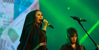 Nicky Astria sang rocker wanita Indonesia tampil cantik berhijab di panggung Kampung GaSS 2 di Sabuga, Bandung, Rabu (19/8/2015). (Deki Prayoga/Bintang.com)