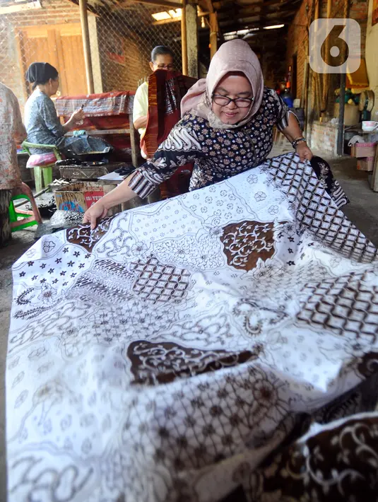 <p>Jenis batik tulis Trenggalek yang paling diminati adalah batik klasik dengan warna alam. (merdeka.com/Arie Basuki)</p>