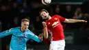 Bek MU, Daley Blind (kanan) berebut bola udara dengan penyerang Feyenoord, Nicolai Jorgensen pada pertindangan Grup A Liga Europa di Stadion Old Trafford, Inggris (24/11). MU menang telak atas Feyenoord dengan skor 4-0. (Reuters/Phil Noble)