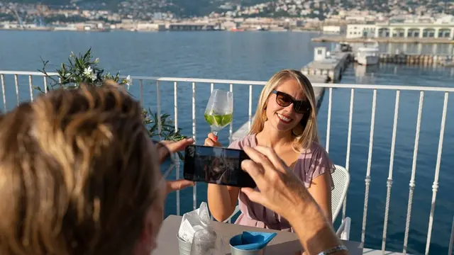 Ilustrasi makan di restoran/freepik.com