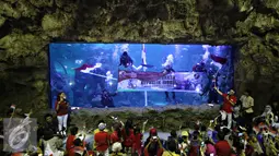 Sebuah spanduk berisi ucapan selamat HUT RI ke-71 dibentangkan di dalam akuarium utama SeaWorld Ancol, Jakarta, Rabu (17/8). Kegiatan tersebut diadakan dalam rangka memperingati HUT RI ke-71. (Liputan6.com/Immanuel Antonius)