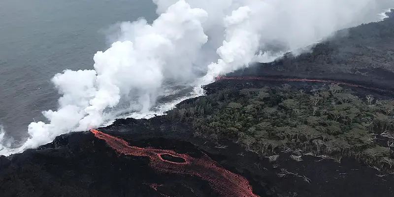 Ketika Lava Pijar Gunung Kilauea Mengalir ke Laut Hawaii