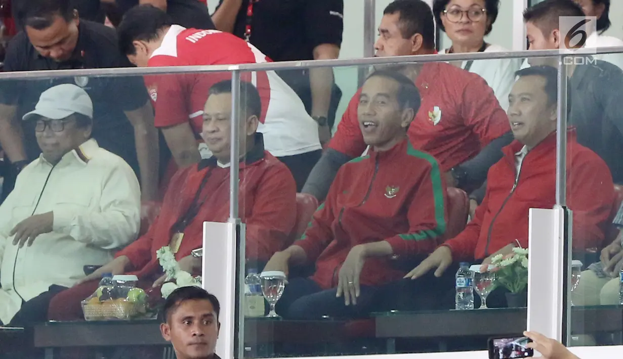 Presiden Joko Widodo (kedua kanan) didampingi Menpora, Ketua DPR dan Ketua DPD menonton langsung final Piala Presiden 2018 antara Persija vs Bali United di Stadion Utama Gelora Bung Karno, Senayan, Jakarta, Sabtu (17/2) (Liputan6.com/Arya Manggala)