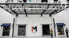 Sejumlah orang berada di Universitas Paramadina, District 2 Meikarta, Cikarang, Kabupaten Bekasi, Jawa Barat, Selasa (14/2/2023). Proyek Meikarta yang diluncurkan pada tahun 2017 belum juga terselesaikan hingga membuat banyak konsumen mengalami kegagalan dalam serah terima unit apartemen menimbulkan konflik. (Liputan6.com/Faizal Fanani)