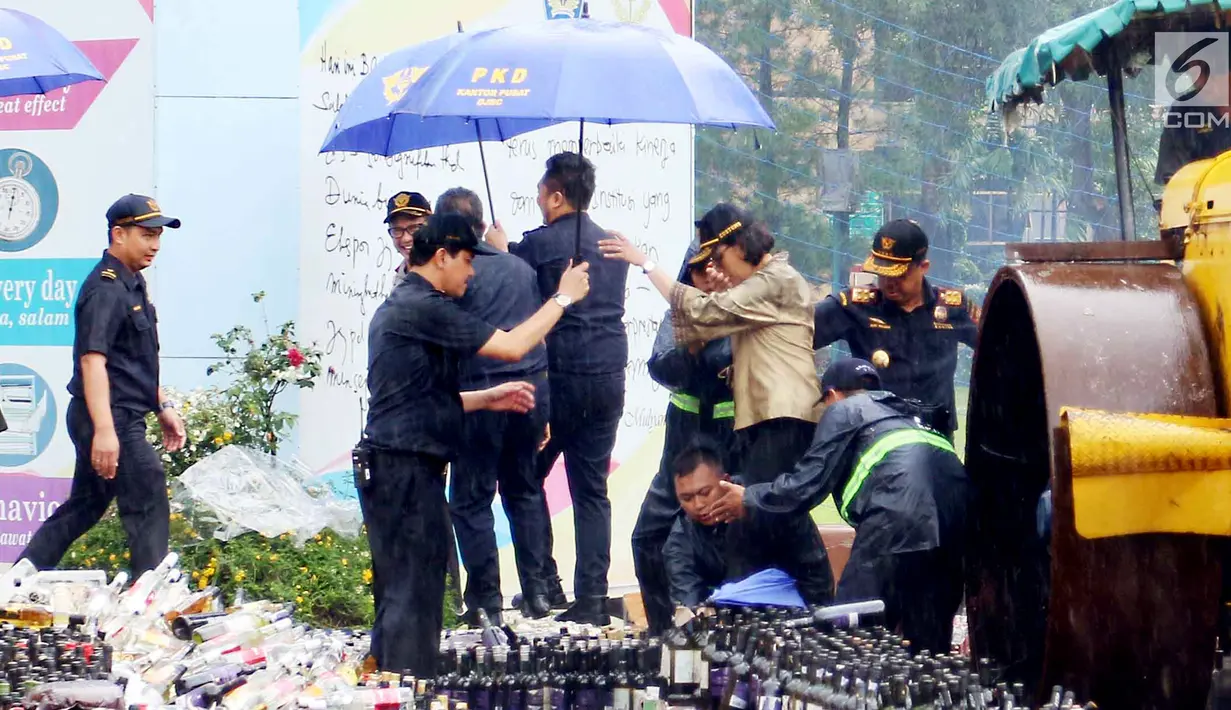 Menkeu Sri mulyani usai memusnahkan barang bukti sitaan di Kantor Bea dan Cukai, Jakarta, Kamis (15/2). Barang yang dimusnahkan terdiri dari miras, rokok, pita cukai, etil alkohol, dan obat-obatan. (Liputan6.com/AnggaYuniar)