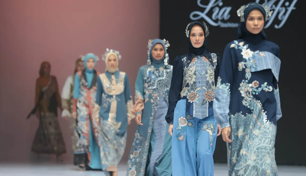 Model memperagakan busana berbahan Batik Tulis Jombang dalam koleksi AKASA DHARANI karya Lia Afif pada Indonesia Fashion Week (IFW) 2026 di Jakarta, Jumat, 31 Juli 2026. (KLY/Budy Santoso)