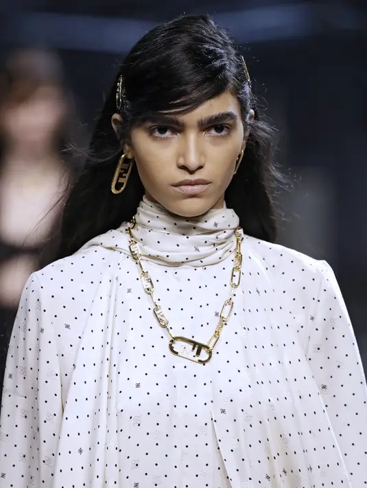 Cincin dan kalung rantai, liontin, dan anting-anting melingkar juga melengkapi koleksi perhiasan terbaru dari FENDI ini, mencerminkan kepekaan perempuan yang diberdayakan. Foto: Document/FENDI.