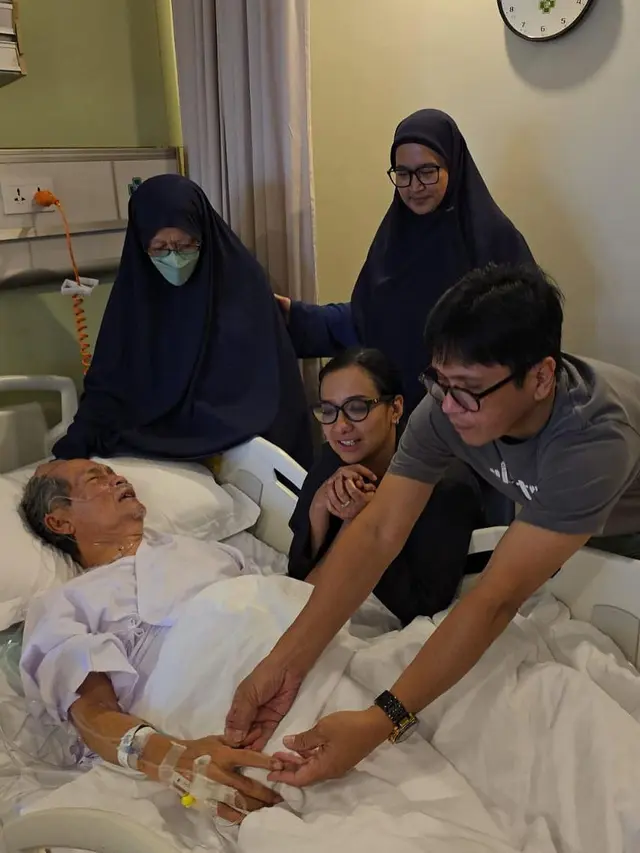 Potret Shahnaz Haque dan Gilang Ramadhan Jenguk Kakek di Rumah Sakit, Banjir Doa dari Netizen