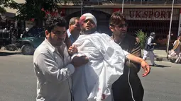 Warga mengevakuasi orang yang terluka setelah serangan bom bunuh diri di Kabul, Afganistan, (31/5). Bom ini menewaskan Sedikitnya sembilan orang dan melukai puluhan orang. (AP Photos / Massoud Hossaini)