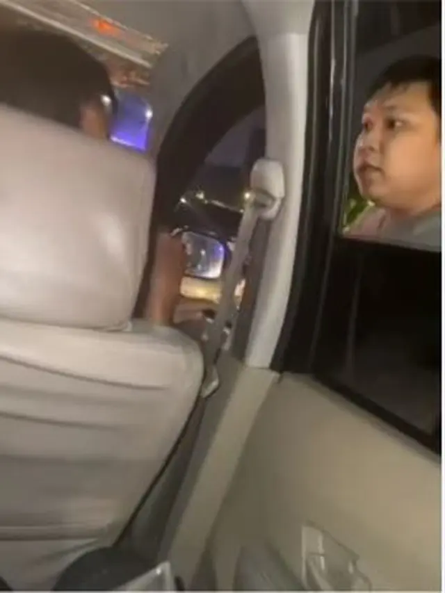 Seorang pria berbadan gempal berlagak bak koboi jalanan viral di media sosial.