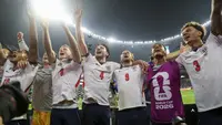 Dari kiri) gelandang Inggris #10, Jude Bellingham, gelandang #08, Elliot Anderson, gelandang #04, Declan Rice, penyerang #09, Harry Kane dan bek #03, Nico O'Reilly, merayakan kemenangan setelah memenangkan pertandingan babak 16 besar Piala Dunia 2026 antara Meksiko dan Inggris di Stadion Kota Meksiko di Kota Meksiko pada 6 Juli 2026. (Rodrigo OROPEZA/AFP)
