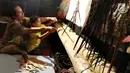 Dalang Ki Purbo Asmoro mengajar siswa belajar mendalang pada pagelaran wayang kulit di Jakarta Intercultural School (JIS) Elementary, Jakarta, Kamis (2/11). Pagelaran ini merupakan bagian dari JIS cultural week. (Liputan6.com/Fery Pradolo)
