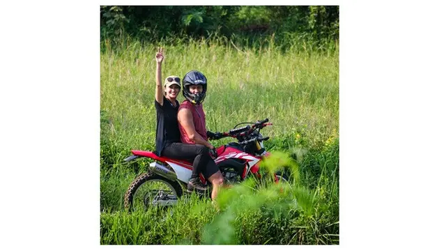 7 Potret Ibnu Jamil dan Ririn Ekawati saat Touring dengan Motor Trail, Seru Banget