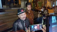 Kamarudin Simanjuntak, pengacara keluarga mendiang Brigadir J ketika memberikan keterangannya kepada wartawan di Mapolda Jambi, Jumat (22/7/2022). (Liputan6.com/gresi plasmanto)