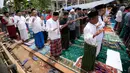 Umat muslim melaksanakan salat Jumat di luar masjid yang rusak parah akibat gempa di Desa Gasol, Cianjur, Jawa Barat, Indonesia, Jumat (25/11/2022). Gempa dengan magnitudo 5,6 yang mengguncang Cianjur pada 21 November 2022 lalu telah menewaskan 272 orang, 2.046 orang luka-luka, dan sebanyak 62.545 orang mengungsi. (AP Photo/Achmad Ibrahim)