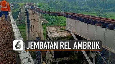 Jembatan peninggalan Belanda itu tak kuat diterjang hujan deras dan arus sungai kencang.