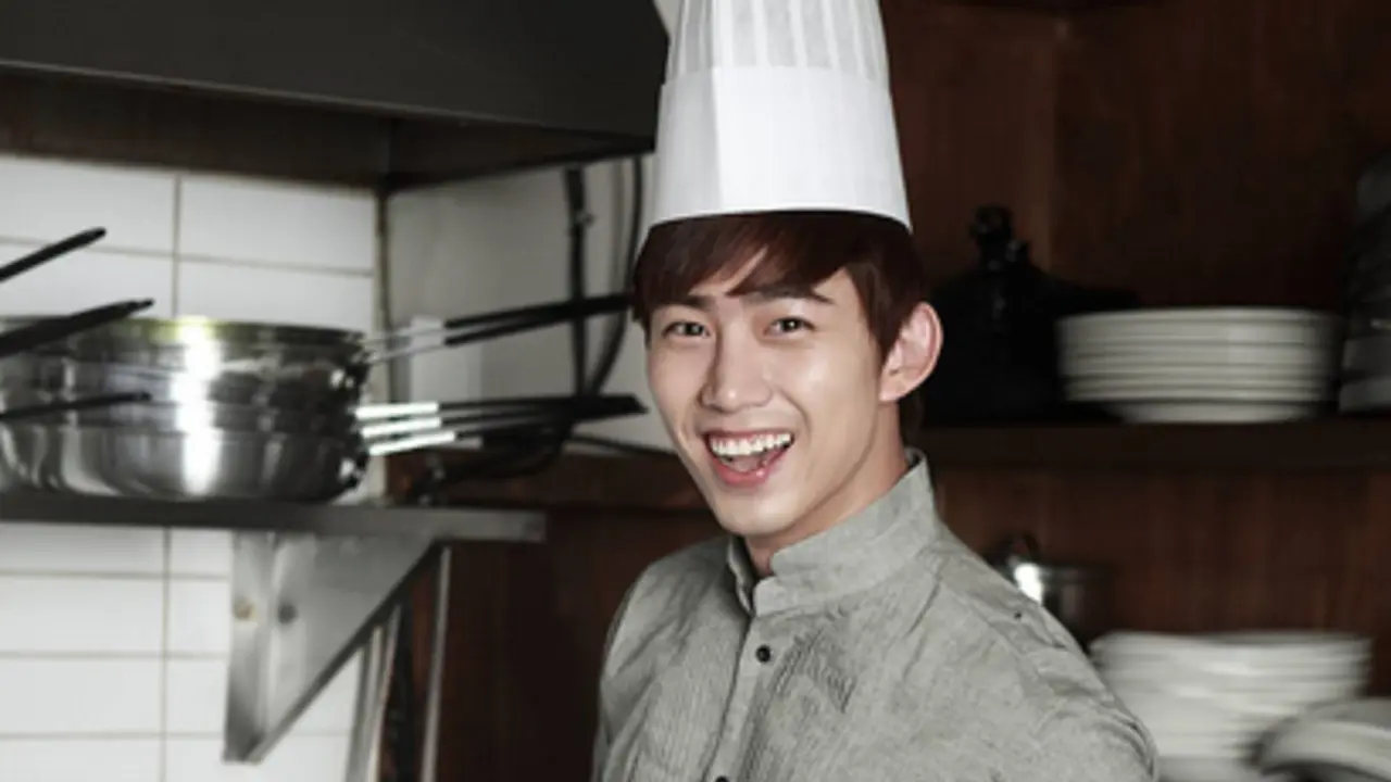 Taecyeon 2PM Unjuk Gigi Buat Pasta dengan Bahan Minimalis