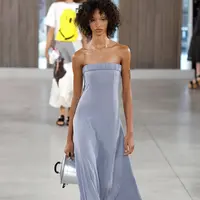 Intip detail tas panci Moschino seharga Rp50 jutaan di runway (Moschino)