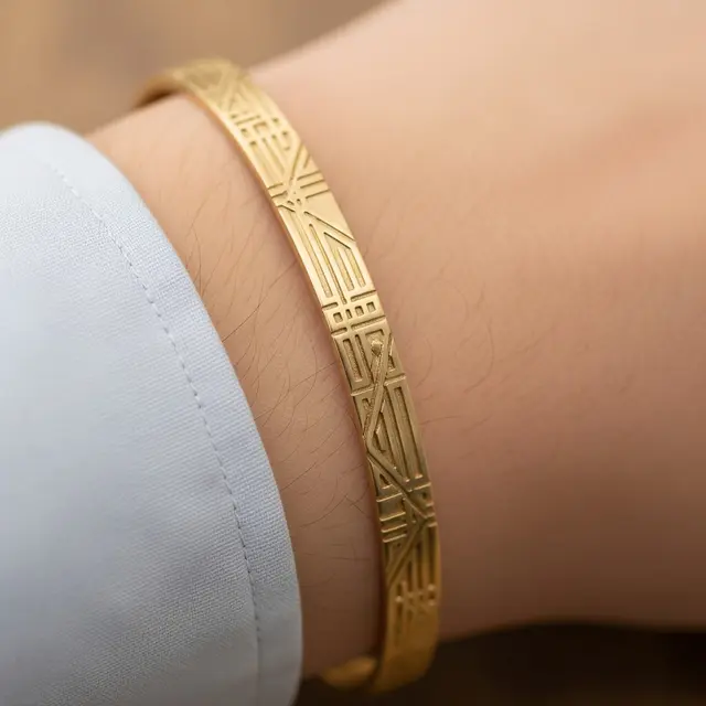 Gelang Emas Bangle Motif Geometris Tampil Modern dan Minimalis