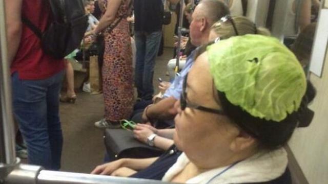 7 Gaya Fashion Pakai Aksesoris Nyeleneh Ini Bikin Geleng Kepala