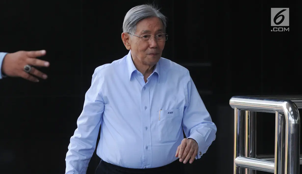 Menteri Koordinator Bidang Ekonomi, Keuangan dan Industri, Kwik Kian Gie tiba untuk memenuhi panggilan penyidik KPK di Jakarta, Kamis (11/7/2019). Kwik dipanggil sebagai saksi untuk kasus penerbitan Surat Keterangan Lunas (SKL) Bantuan Likuiditas Bank Indonesia (BLBI). (merdeka.com/Dwi Narwoko)