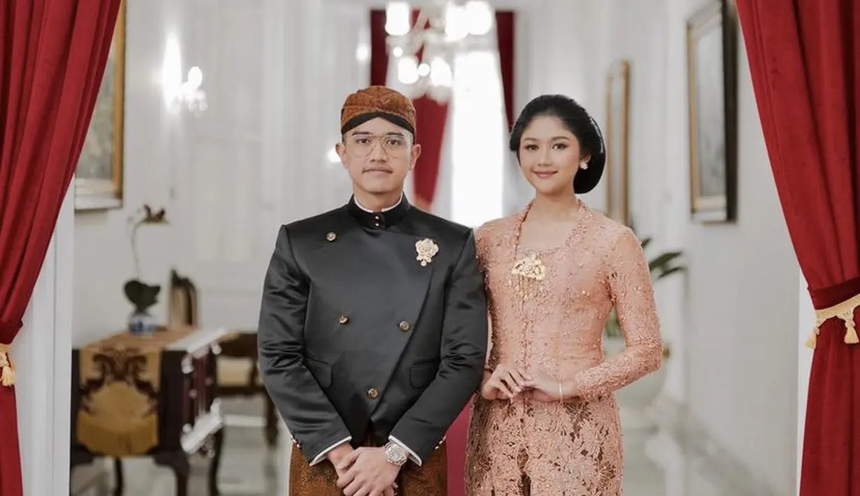 Istri Kaesang ini juga tampil elegan dengan sanggul khas perempuan Jawa dengan bagian depan rambut begitu rapi.  [Instagram/@erinagudono]