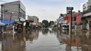 Kondisi banjir yang merendam Jalan RA Kartini, Bekasi, Jawa Barat, Kamis (2/1/2020). Banjir yang merendam Jalan RA Kartini sejak kemarin melumpuhkan akses kendaraan dan perekonomian warga setempat. (merdeka.com/Iqbal Nugroho)