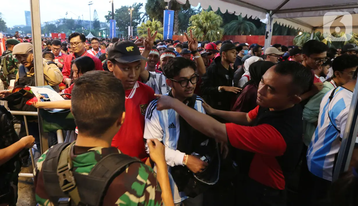 Sementara itu, dukungan warga terhadap pertandingan ini pun sudah membanjiri lini masa Twitter sejak pertandingan belum dimulai. (Bola.com/M. Iqbal Ichsan)
