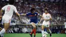 Michel Platini mencetak 9 gol dalam 5 partai dan membawa Prancis menjadi juara Piala Eropa 1984. Raihan 9 gol ini belum terpecahkan sampai sekarang. (www.squawka.com)