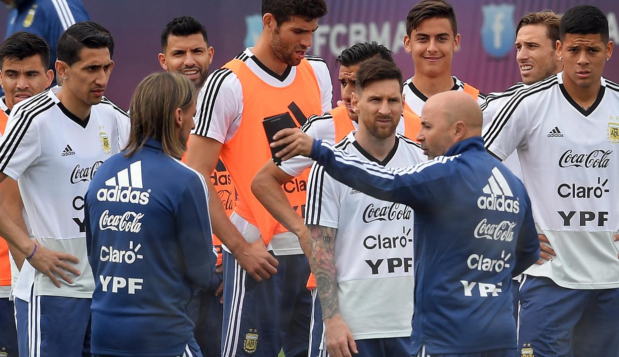 Pelatih Argentina, Jorge Sampaoli, memberikan instruksi saat latihan di Pusat Pelatihan Joan Gamper, Barcelona, Sabtu (2/6/2018). Latihan ini merupakan persiapan jelang Piala Dunia 2018. (AFP/Lluis Gene)