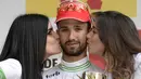 Pebalap Sepeda asal Prancis, Nacer Bouhanni (Cofidis Solution Credit)  menerima ciuman ucapan selamat saat memenangi seri pertama Tour of Catalonia cycling race di Calella, Senin (21/3/2016. (AFP/Josep Lago)