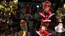 <p>Seorang pelanggan melihat barang-barang dekoratif untuk Natal yang dipajang di sebuah toko di New Delhi pada 18 Desember 2023. (Sajjad HUSSAIN/AFP)</p>