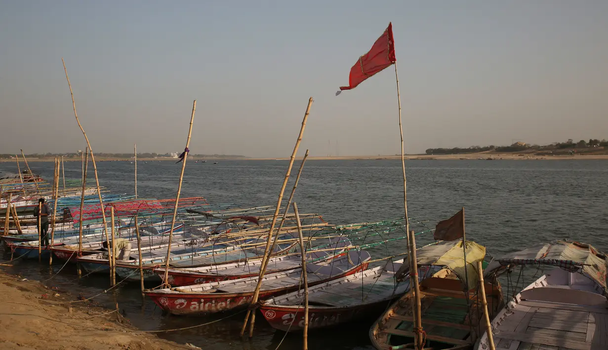 Sejumlah kapal bersandar di tepi Sungai Gangga di Allahabad, India, Selasa (21/3). Pengadilan di India utara memberikan hak hukum yang sama sebagai manusia untuk dua sungai yang disucikan umat Hindu, yakni Gangga dan Yamuna. (AP Photo/Rajesh Kumar Singh)