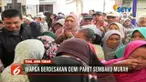 Demi mendapatkan satu paket sembako seharga Rp 20 ribu, sejumlah warga lanjut usia dan anak-anak sempat terjepit di tengah antrean yang didominasi ibu rumah tangga itu.